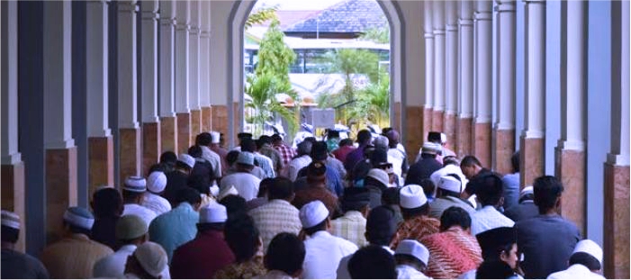 majalah islam khutbah jumat, hukum membangunkan orang di sela-sela khutbah jumat